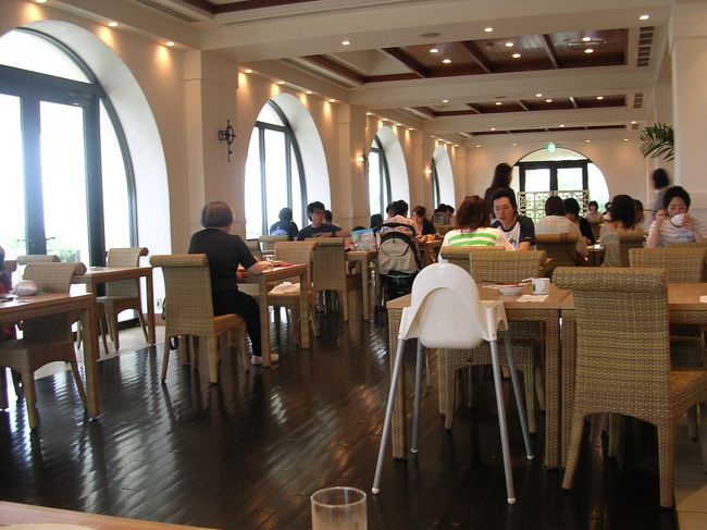 翌日は１階のレストランで朝食。カジュアルな雰囲気です。昨日の２階の方がおいしかったかな。