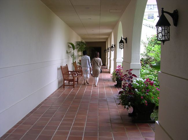 このホテルはスペインを意識したつくりで、好きな人には受けると思います。<br /><br />私も明るい色調が気に入ってしまいました。