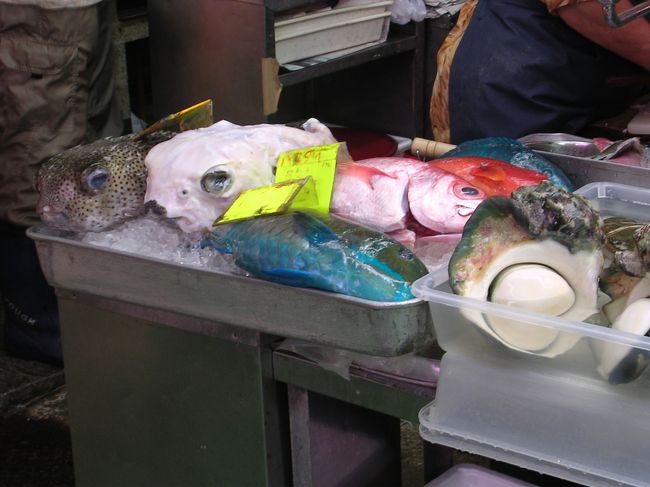 最後の日のお昼は、牧志公設市場へ。<br /><br />魚が沖縄らしくて見ていて楽しい。