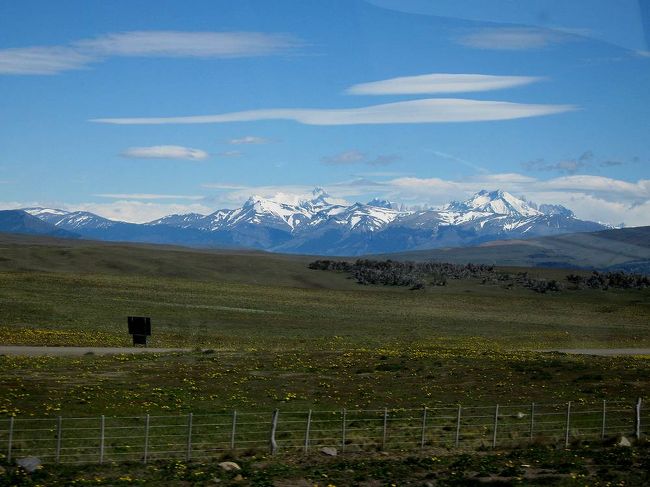 １１月１９日、パイネ国立公園の周遊のあと、チリのプエルトナタレスを８時半発のcootra社のバスで出発して、国境を越えてアルゼンチンのエルカラファテヘ向かう。出入国手続きに１時間かかり、その後は時速１００キロで大平原をひた走る。天気は快晴で、途中遠方にパイネ国立公園のトーレスデルパイネが美しい姿をみせ、その右手にはロスグラシアス国立公園の山々が現れ、長い時間ながめることができた。
