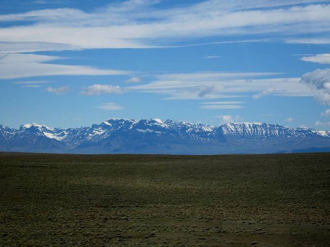 途中の休憩所で小休止。この休憩所のまわりは白い峰が連なっていて、広々していて素晴らしいところだった。