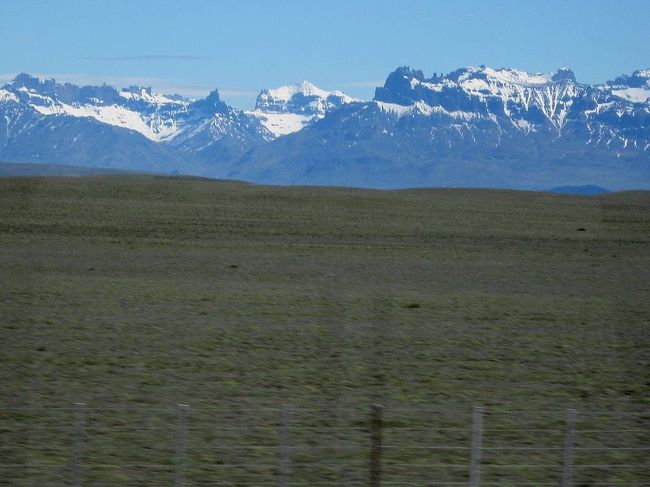 これもバスの車窓から撮影した白い峰々。