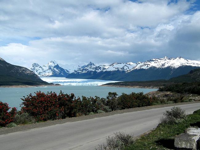 １０時半すぎに氷河手前の展望台に到着。氷河はすこし離れているが、全体を遠望できた。