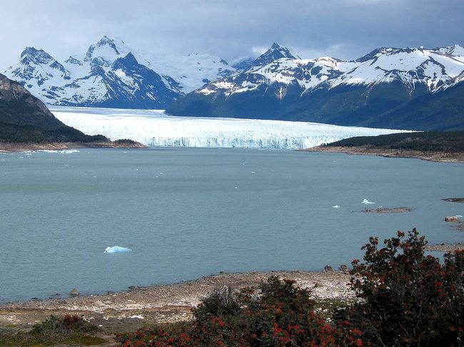 氷河から流れ出た氷も見える。