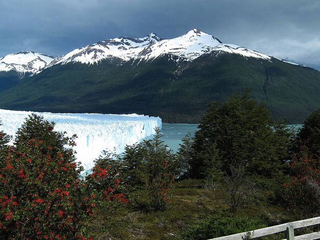 右側には氷河の先端も見える。