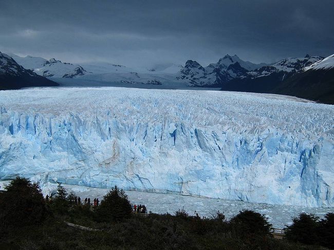 さらに下の方にも遊歩道が見える。遊歩道の人と比べると氷河の大きさがよくわかる。