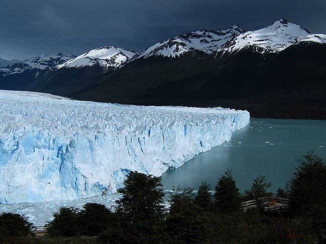 右側の氷河先端。一部に氷河の崩壊の跡が見えた。