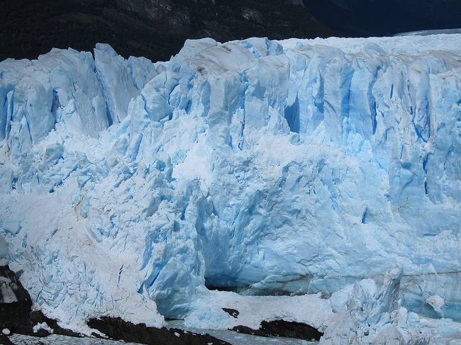 拡大してみると、氷の色が青みを帯びていて美しい。