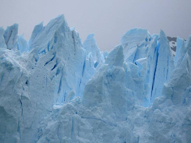 氷河の割れ目は青く輝き、とてもきれいだった。