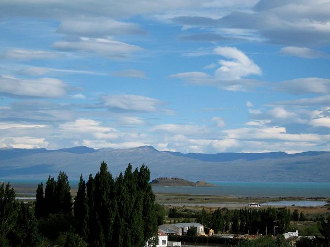 天気にも恵まれて氷河を堪能でき、満足した。さすがに、帰路はつかれたのか、居眠りをしてしまい、ピンクの花で覆われた野原を撮影しそこねてしまった。残念。ホテルに着くころにはパタゴニア特有の風が吹いていて、埃がまっていた。明日はいよいよフィッツロイを見にエルチャルテンに向かう予定。ホテルの窓からの湖は相変わらず美しかった。