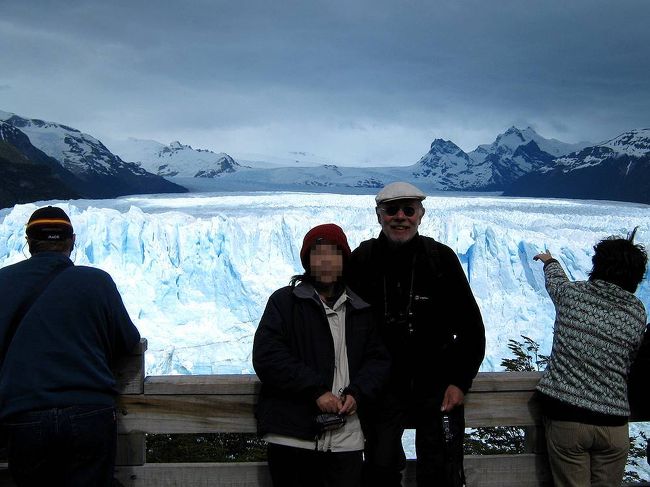 展望台では朝ホステルで会ったドイツ人に再び会い、氷河が崩壊するのを待ちながら、いろいろおしゃべりをした。彼も世界一周の途中で、来年の８、９月には日本を訪れ、四国などを旅行するとのこと。日本人の友達の中には、奥さんが有名な政治家である弁護士夫婦もいるそうだ。<br />