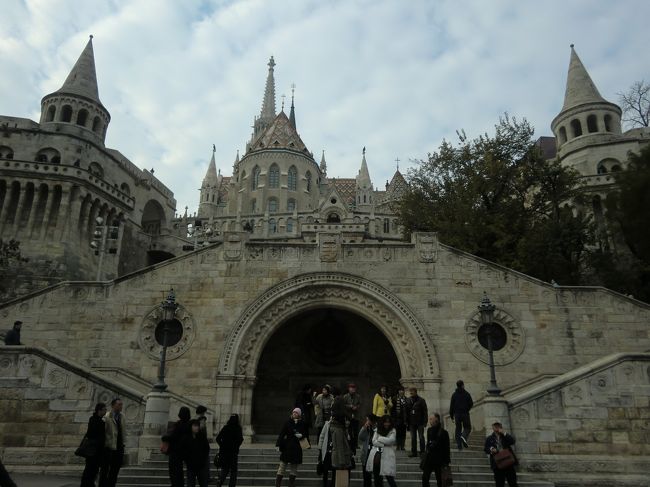 ブダペスト　漁夫の砦入り口<br />ここを上ると漁夫の砦とマーチャーシュ教会がある。<br />白い石造りのこの建築物はマジで世界一の一つかも。