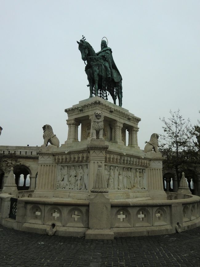 ブダペスト　漁夫の砦　聖イシュトヴァーン像<br />ハンガリー建国の父といわれている初代ハンガリー国王イシュトヴァーン、手に持っている二重の十字架が特徴。<br />この像の前でカメラやさんがツアー集合写真を撮った。<br />