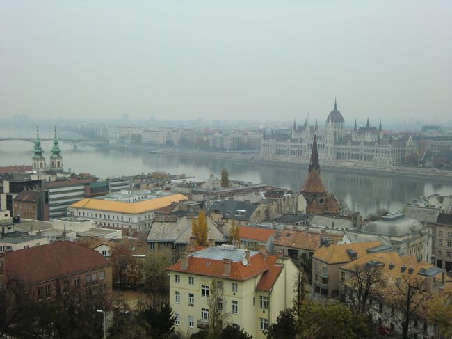 ブダペスト　漁夫の砦からのマルギット橋と国会議事堂