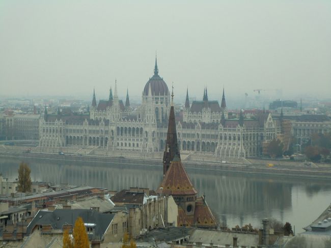 ブダペスト　漁夫の砦からの国会議事堂<br />国会議事堂はペスト地区にある。<br />今回はツアーであり時間もないので無理だが次回来れたら国会議事堂内部見学ツアーに参加してみたい。