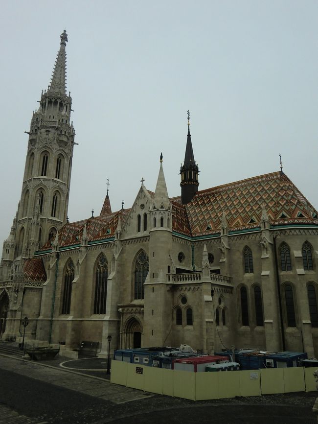 ブダペスト　マーチャーシュ教会<br />モザイク屋根が特徴的なカトリック教会。