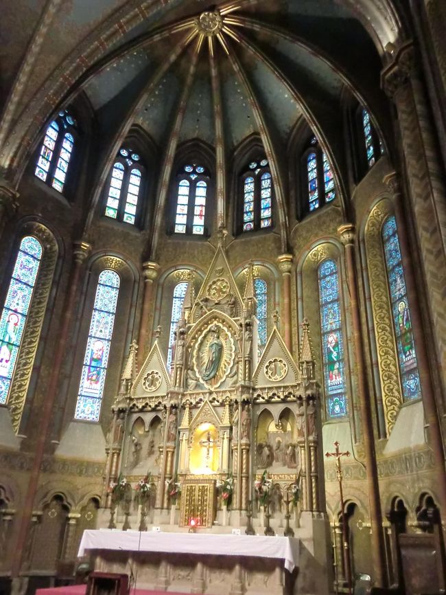 ブダペスト　マーチャーシュ教会　主祭壇<br />ステンドグラスから差し込む光はサイコー。