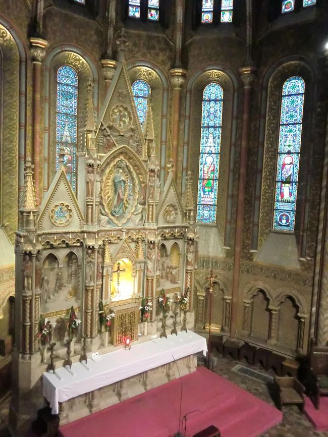 ブダペスト　マーチャーシュ教会　主祭壇<br />２階廊下からみるとこんな感じ。