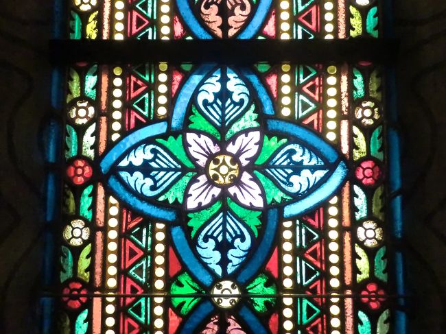 ブダペスト　マーチャーシュ教会　ステンドグラス<br />拡大するとハンガリー刺繍を思い出す柄。