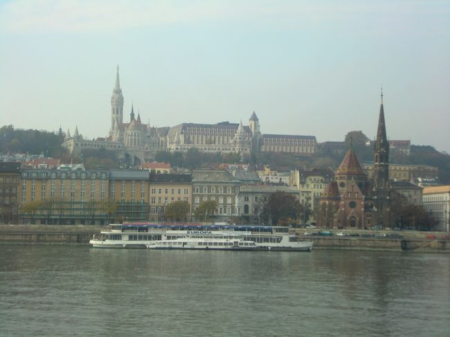 ブダペスト　ペスト地区からの漁夫の砦とマーチャーシュ教会