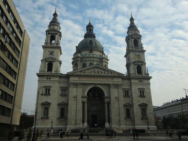 ブダペスト　聖イシュトヴァーン大聖堂<br />キリスト教を国教に定め後に聖人とされたハンガリー初代国王イシュトヴァーンを祭る大聖堂。<br />１８５１年に建築が始まるが諸事情により５０年以上の歳月をかけ１９０５年の完成。