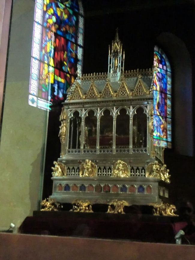 ブダペスト　聖イシュトヴァーン大聖堂　イシュトヴァーンの右手のミイラを収めてある箱<br />２００フォリントを入れると少しの間だけ綺麗に光る。<br />