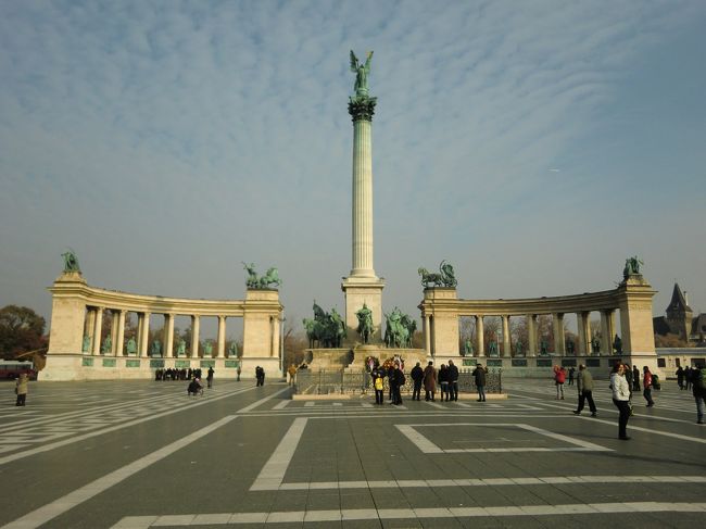 ブダペスト　英雄広場<br />マジャル人のハンガリー建国１０００年を記念して造られた広場。<br />広場中央の建国記念碑の上には大天使ガブリエル像、台座の中央にはマジャル族の首長アールバードと彼を囲むように７部族の長の像が並ぶ。