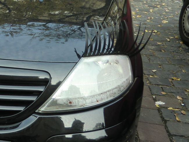 ブダペスト　車のオシャレさん<br />よーく見るとこんなところにまつげ、初めてみたヨーロッパ的芸術。<br />