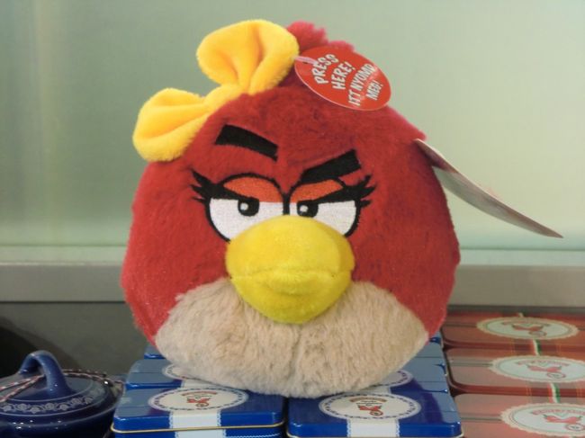 ブダペストからウィーンへの休憩所　ANGRY BIRD<br />トイレ休憩で立ち寄ったハンガリーのレストエリアで売ってたANGRY BIRDは世界の子供達からの人気者なのじゃ。<br />iPadでゲームあるがイマイチ難しい。
