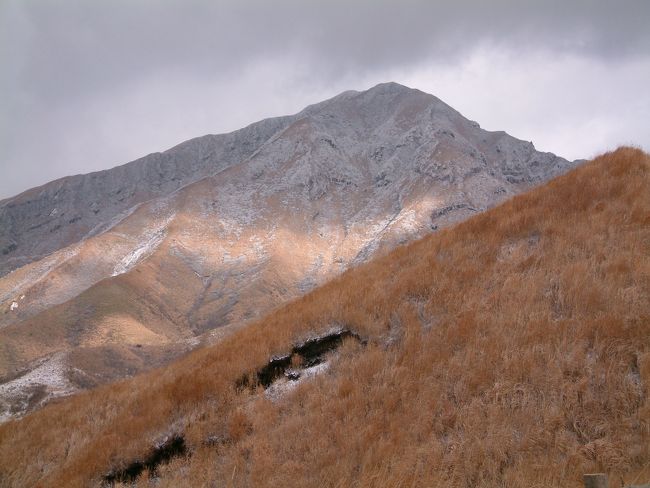 翌朝。<br />阿蘇に入る。<br />山中は降雪していた。<br />