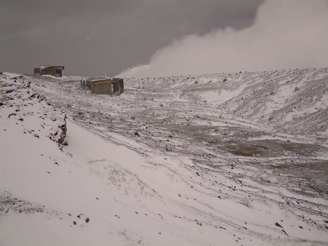 雪化粧の阿蘇山火口。<br />噴煙の向きが悪く、火口内は望めない。