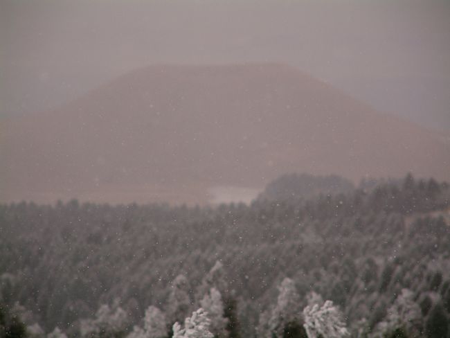 北に廻って米塚の脇を通り抜ける。<br />