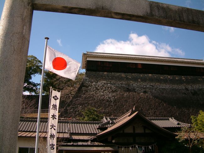 西に進んで熊本市内へ。<br />熊本城を見学する。<br />うってかわっての晴天。<br />