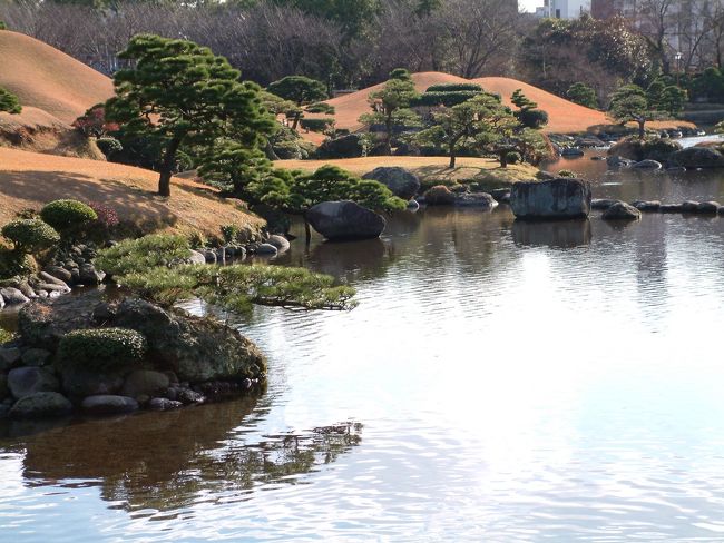 水前寺公園を散策。<br />広い庭園と言うのはともすれば景色の焦点がぼけてしまうが、ここの庭園の組み立ては佳いと感じた。