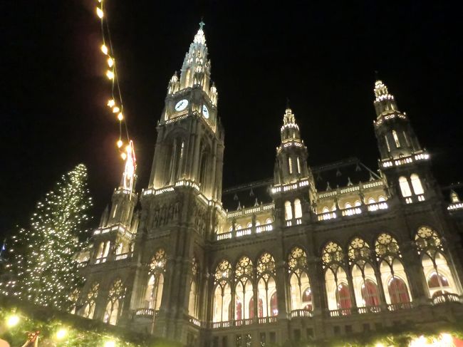 ウィーン　市庁舎<br />この市庁舎地下で晩メシを食ってデザートのザッハトルテがサイコーにウマかった。<br />通常は１週間遅くからだが今年は特別でジングルベルマーケットがこの日から始まっていて見れて良かった。<br />コンサートまで少し時間があり晩メシを急いで食って１０分弱の散策。<br />添乗員さんが混んでるから貴重品、カメラ等スリさんには気を付けて下さいって。