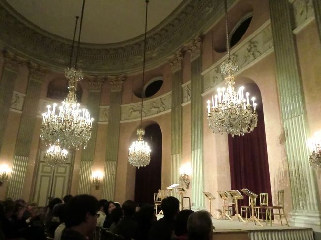 ウィーン　クラシックミニコンサート会場<br />前半はモーツアルト、後半はヨハンシュトラウスの音楽。<br />音楽に興味がない民もいるので一部少し現代風に編曲されてダンスや歌も時々入ってきた。<br />朝が早かったので後半はクタクタ疲れたぁ。