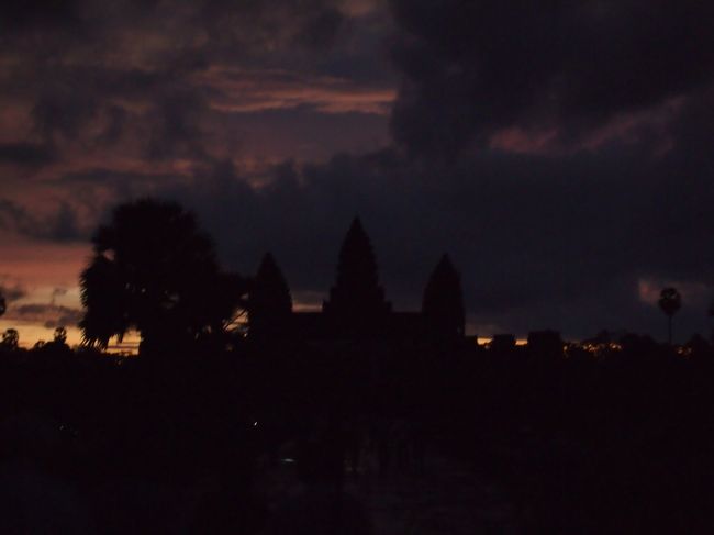 朝は何時に出発したのかすでに忘れてしまいましたが、４時半頃起きて準備したような覚えがあるような、ないような…<br /><br />アンコールワットはまだ真っ暗です