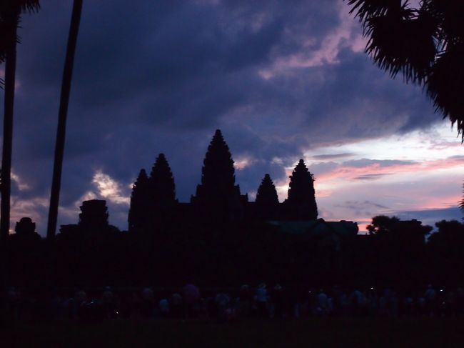 つまづきながら、水たまりにはまりながら歩いて