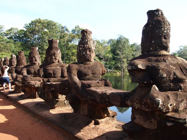 南大門に向かって左が神様、右が阿修羅<br />これは右の阿修羅<br />所々修復されています<br />蛇で綱引き