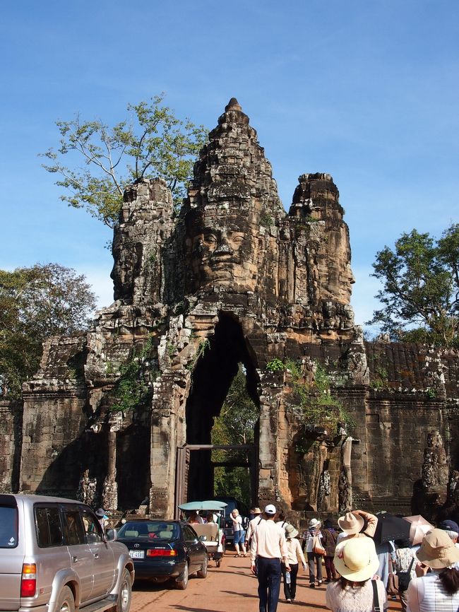 南大門<br />観光客でいっぱい<br />そして暑い