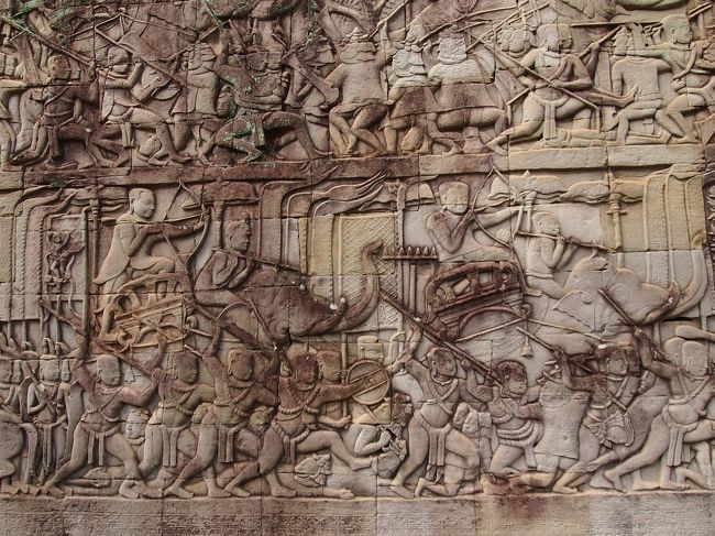 アンコール・ワットが宗教色が強いのに対し、バイヨンのレリーフは生活や暮らしが描かれています<br /><br />これは第一回廊のクメール軍の行進<br />すごく綺麗