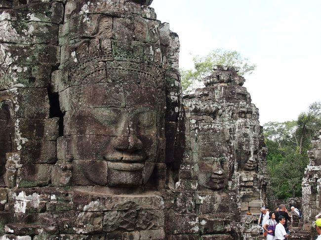 ３人の菩薩が並んでいます<br />観音菩薩の四面塔はテラスに４９<br /><br /><br />