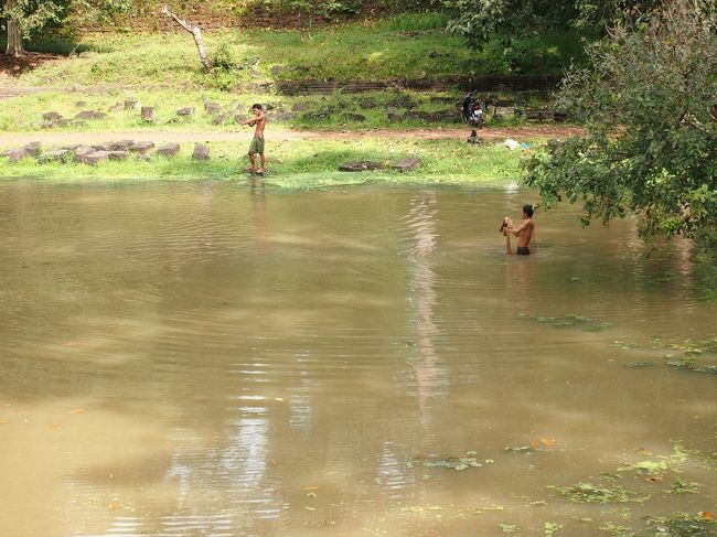 参道の左右には池があります<br />こんな茶色い池に潜って遊んだり、魚を捕ったり<br />ナマズのような魚が取れていました<br />帰りに池の横を通った時に子供が見せてくれました<br /><br />カンボジアではナマズや川魚を食べる時「泥抜きするのかな？」と囁いたら、一緒にいた方たちに「しないでしょ」とざっくりと突っ込まれてしまいました…苦笑
