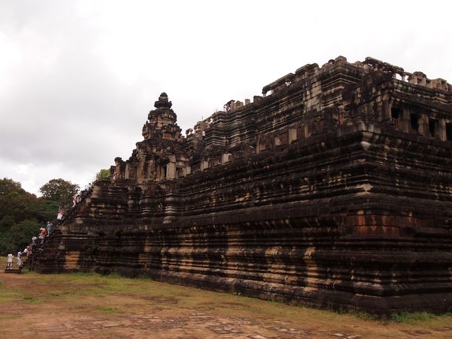 階段を昇って一番上まで<br />三層からなっています