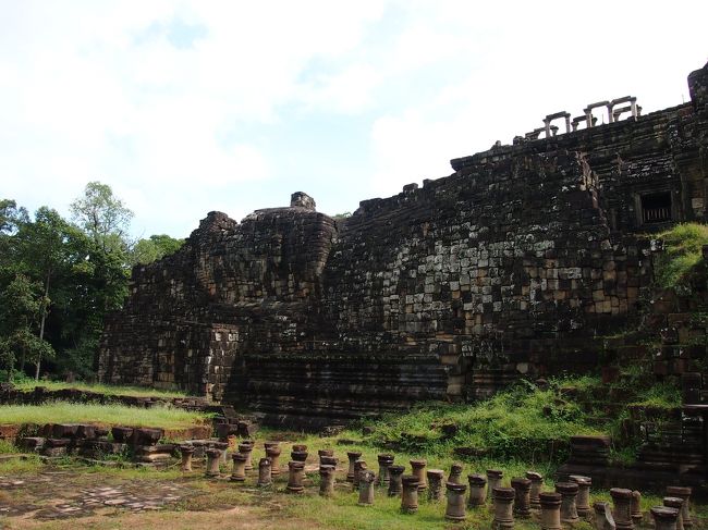 言われるまで気が付きませんでしたが寝釈迦像<br />約７０ｍ<br />わかりますか？<br />お釈迦様がで寝ています