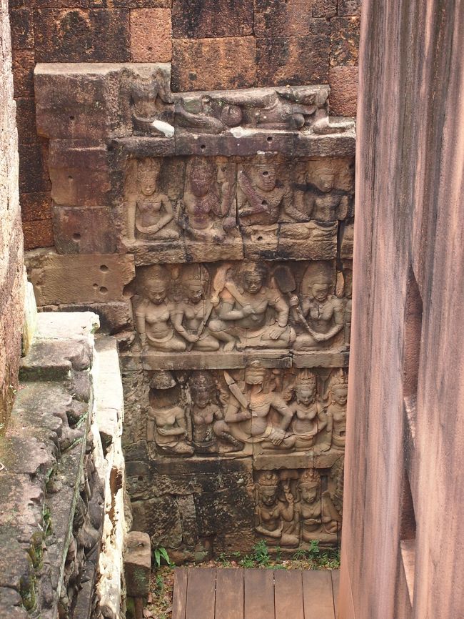 神様と阿修羅が一緒に<br /><br />ライ王のテラスまで見て、アンコール・トムを後にします