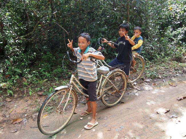 暑さのピークを迎え全身汗だくです<br />