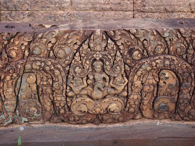 ブラフマー神<br />両端には獅子