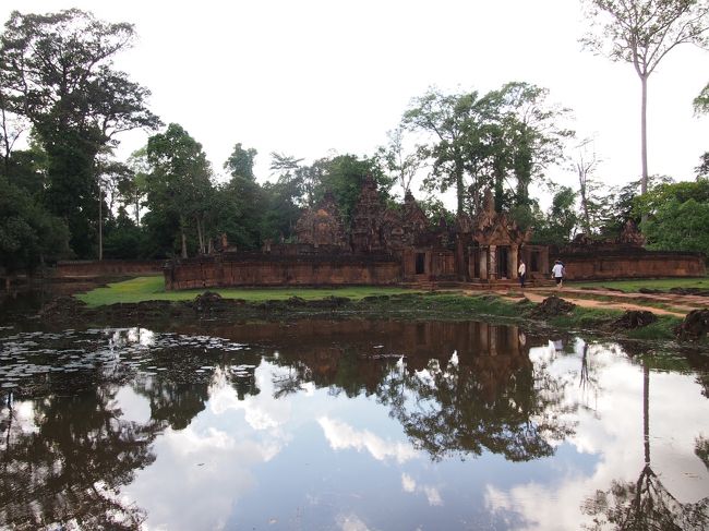 赤い砂岩に彫られた彫刻が深く綺麗に残っていました