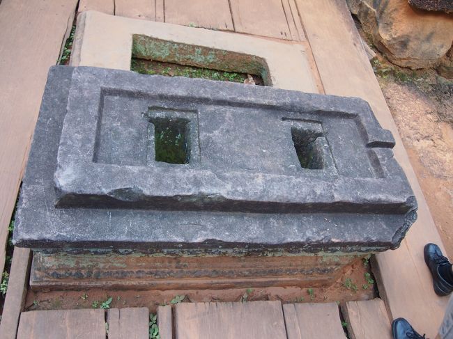 ダブルリンガの台座